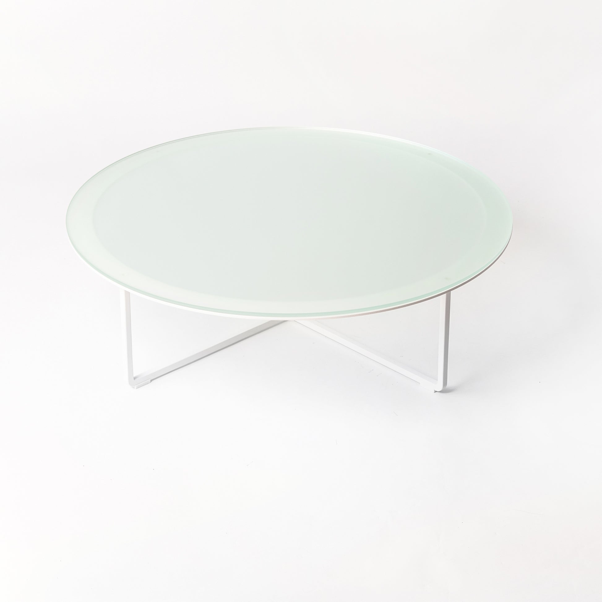Circo X Lounge table - detail view of premium wood surface and black steel frame construction