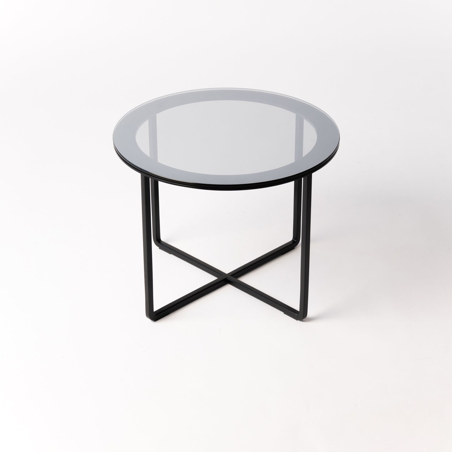 Circo X Side Table - detail view of transparent glass surface and precision-crafted white steel frame