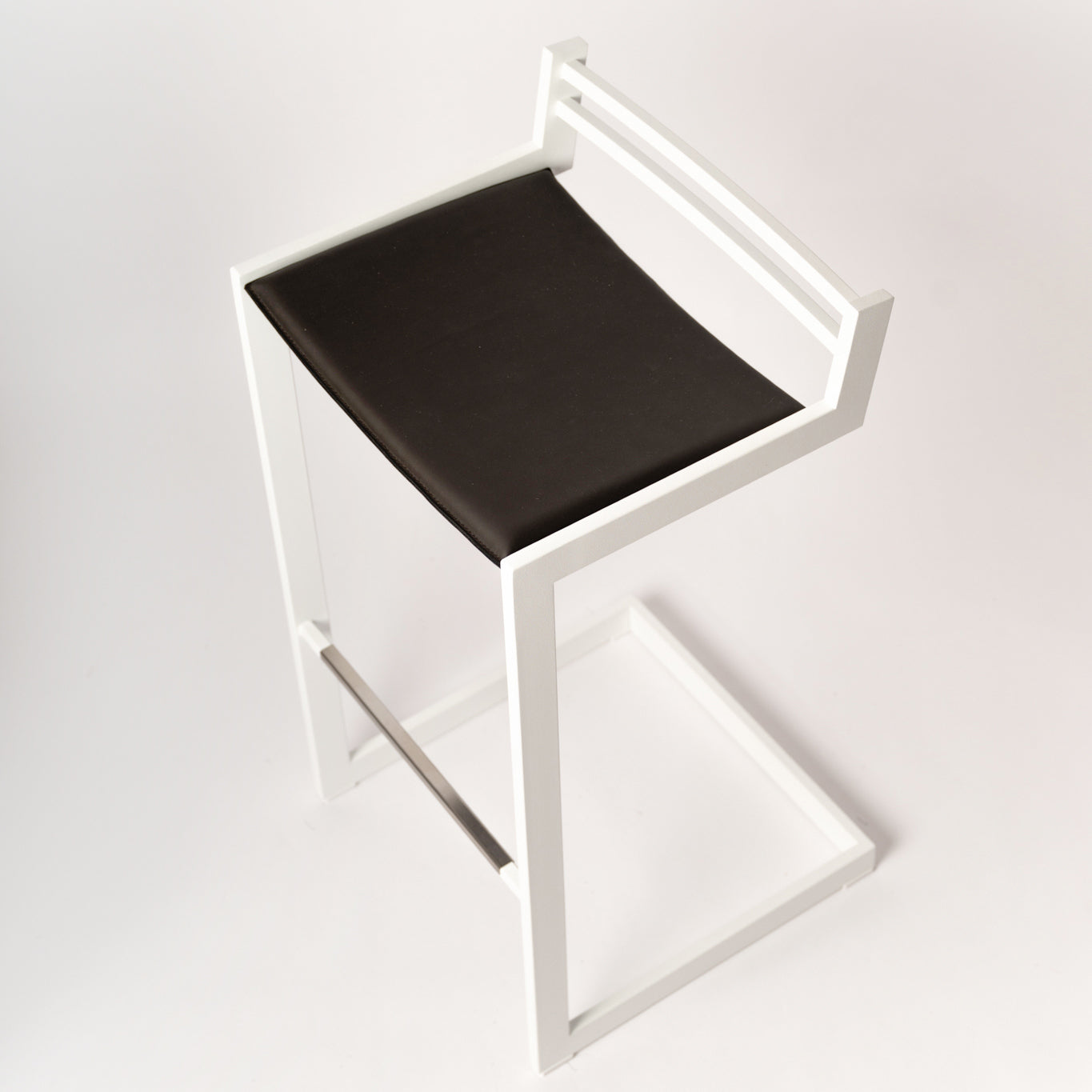 Minimalist Forma b stool - detail view of Camel Nappa leather craftsmanship and Black stainless steel construction, suitable for both bar and counter heights